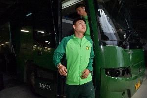 杨立瑜被骂:什么阿猫阿狗都能和球迷较劲,真有出息给球迷竖中指