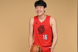  杨瀚森：利拉德和霍勒迪都很和蔼 教了我很多 新赛季不紧张