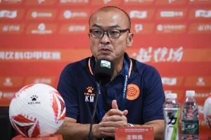  阿萨莫阿被推撞到广告牌！前田浩二怒批：重庆这么想赢？不丢人吗