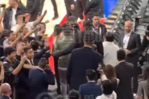  这身高差挺明显😂姚明&奥尼尔&成龙&贝克汉姆现身NBA中国赛现场