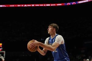 火箭独行侠裁判报告：2次漏判都对独行侠有利 弗拉格3秒&走步漏吹