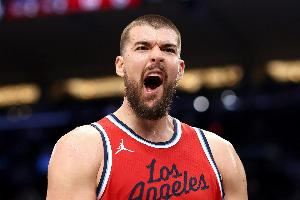  罩得严严实实！祖巴茨篮下单防马威 后者看不到筐出手离谱