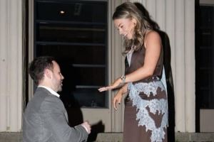  阿兰-希勒的女儿与橄榄球明星男友订婚，希勒迅速送上祝福