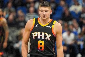  格雷森·阿伦突破落地踩到祖巴茨的脚 自己崴脚了&有点一瘸一拐