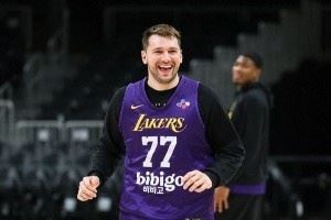  冲击六连胜！湖人官推晒训练照：今天有比赛