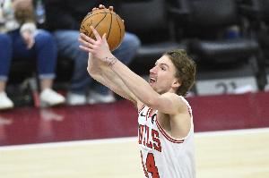  如梦方醒？！公牛第四节上来掀起17-2的反扑追到只差1分