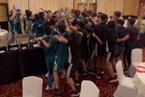  足球的魅力！墨西哥U17惊险晋级淘汰赛 身旁日本球员与其抱作一团