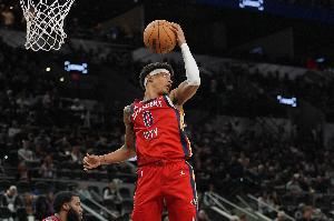  表现不佳！7号秀费尔斯上半场5投1中 仅得3分3助攻