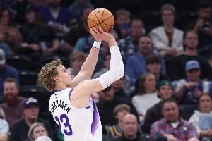  马尔卡宁爵士生涯第三次打出40+5三分 队史第2多 仅次于米切尔