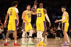  阿里纳斯：东里打得越好老詹就能打得越久 詹想再打2-3年全靠他俩