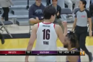  👍信心提升巨大！杨瀚森第二个关键三分轰进激动挥拳庆祝！