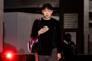  👀小杨剪头了？杨瀚森今日入场照 风格偏商务 头发剪短了些